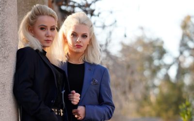 Öltönybe bújtak a kislányok: extrém divatbemutatón a gyerekmodellek